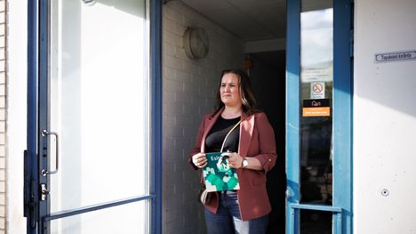 Kiinteistönvälittäjä Noora Melavirta piti yleisen asuntonäytön Helsingin Roihuvuoressa. Ainoat kävijät eivät vaikuttaneet olevan ostoaikeissa.