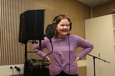 Aino Evikoski Koskenmäen koulusta aloitti laulajien osuuden, marimban ja sellon äänityksen jälkeen. Jännitystä oli ilmassa, mutta Evikoski suoriutui ällistyttävän hyvin.