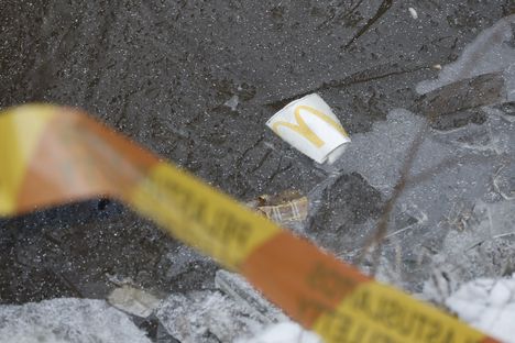 Joen pintaan oli jäätynyt kiinni roskia onnettomuuspaikalla.