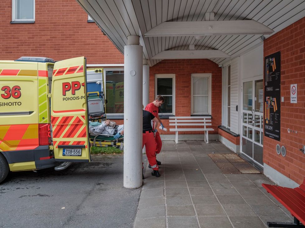 Potilasta tuotiin ambulanssilla Tuiran hyvinvointikeskuksen kiireelliseen vastaanottoon.