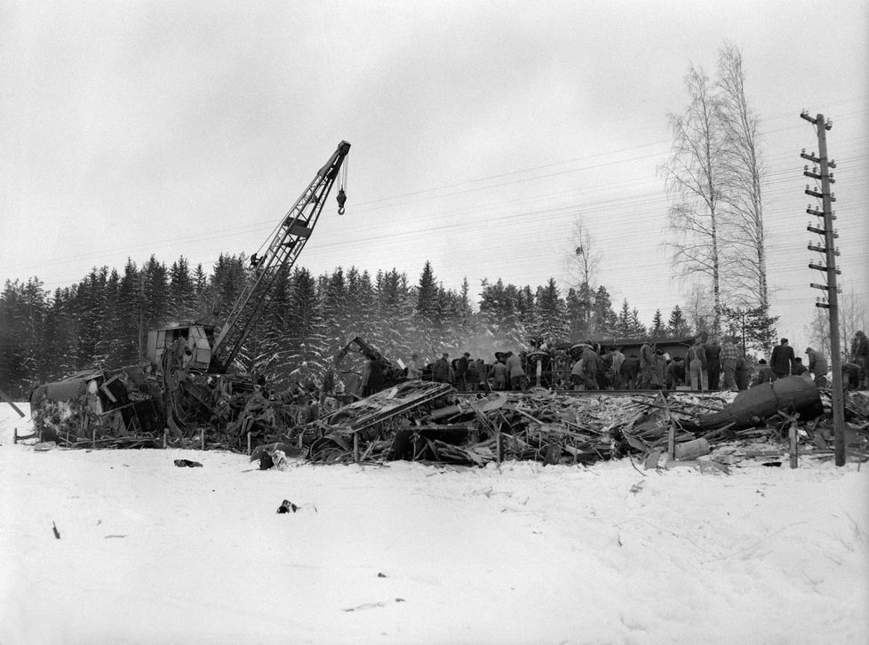 kuvat-n-ytt-v-t-j-rkytt-v-n-tuhon-suomen-pahimmassa-junaturmassa