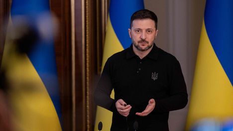 Ukrainan presidentti Volodymyr Zelenskyi kuvattuna lehdistötilaisuudessa maan pääkaupungissa Kiovassa torstaina 17. huhtikuuta.