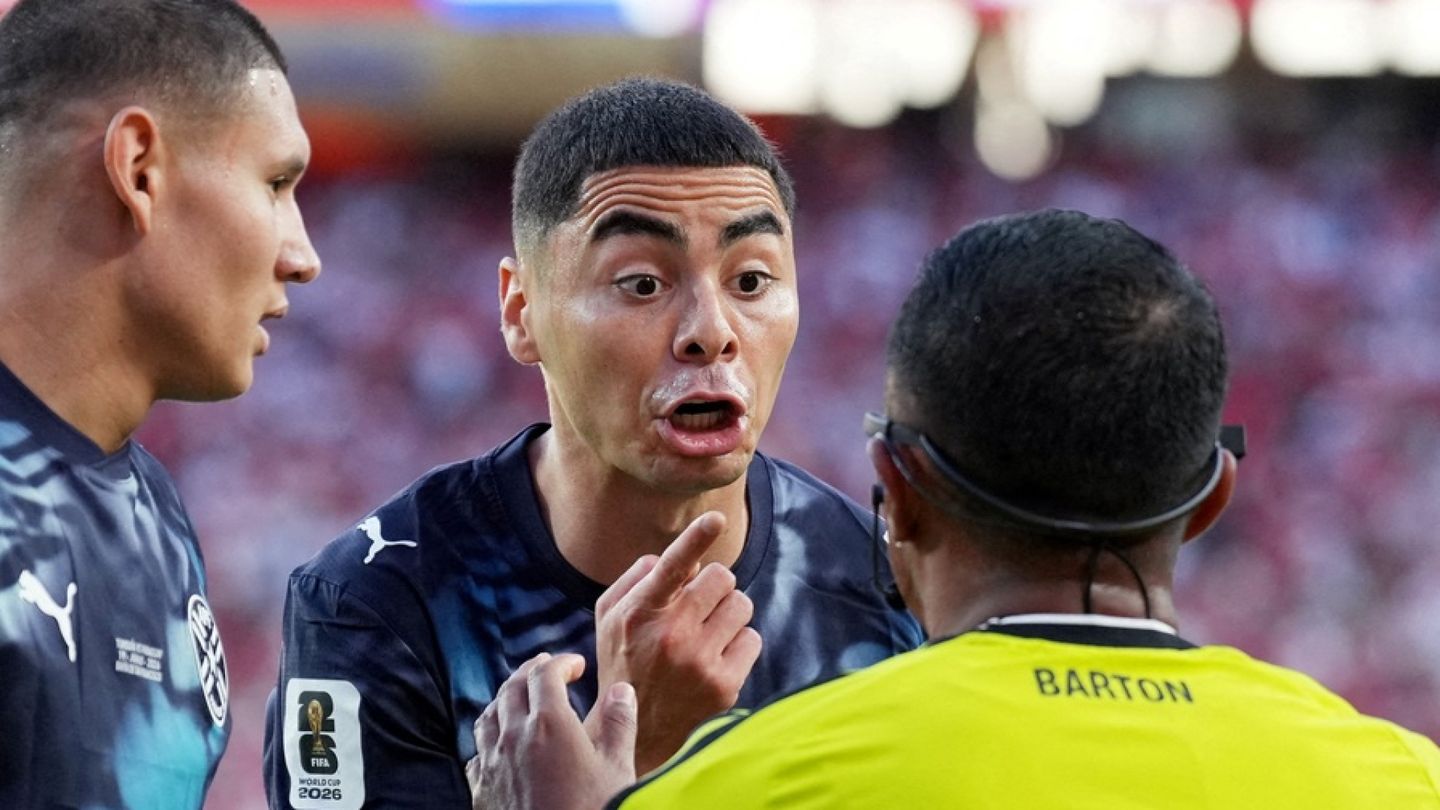 Player sent off for covering mouth during World Cup argument