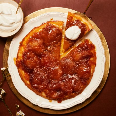 Tarte tatin -keikauspiiras tarjotaan lämpimänä ranskankerman kanssa. 