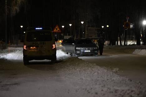 Paikalle tuli runsaasti poliisipartioita.