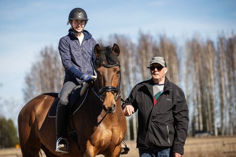 Tytär ja isä, Aino Aminoff-Pekkala ja Petter Aminoff, hoitavat Ruhalan kartanoa ja isoa hevostallia Ruovedellä. Sukupolvenvaihdos on jo tehty ja vastuu siirtynyt Ainon perheelle. Aminoffit ovat viljelleet alueella maata 1800-luvun alkupuolelta lähtien ja erinimiset esi-isät vielä kauemmin.