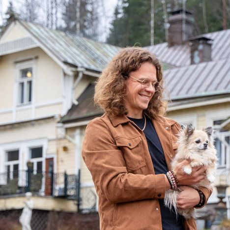 Anton Kettunen muutti viime kesänä vanhempiensa luo Tapiolaan eli Vähä-Hiiden kartanoon Janakkalaan. Kettusen sylissä viihtyy 9-vuotias Herkules.