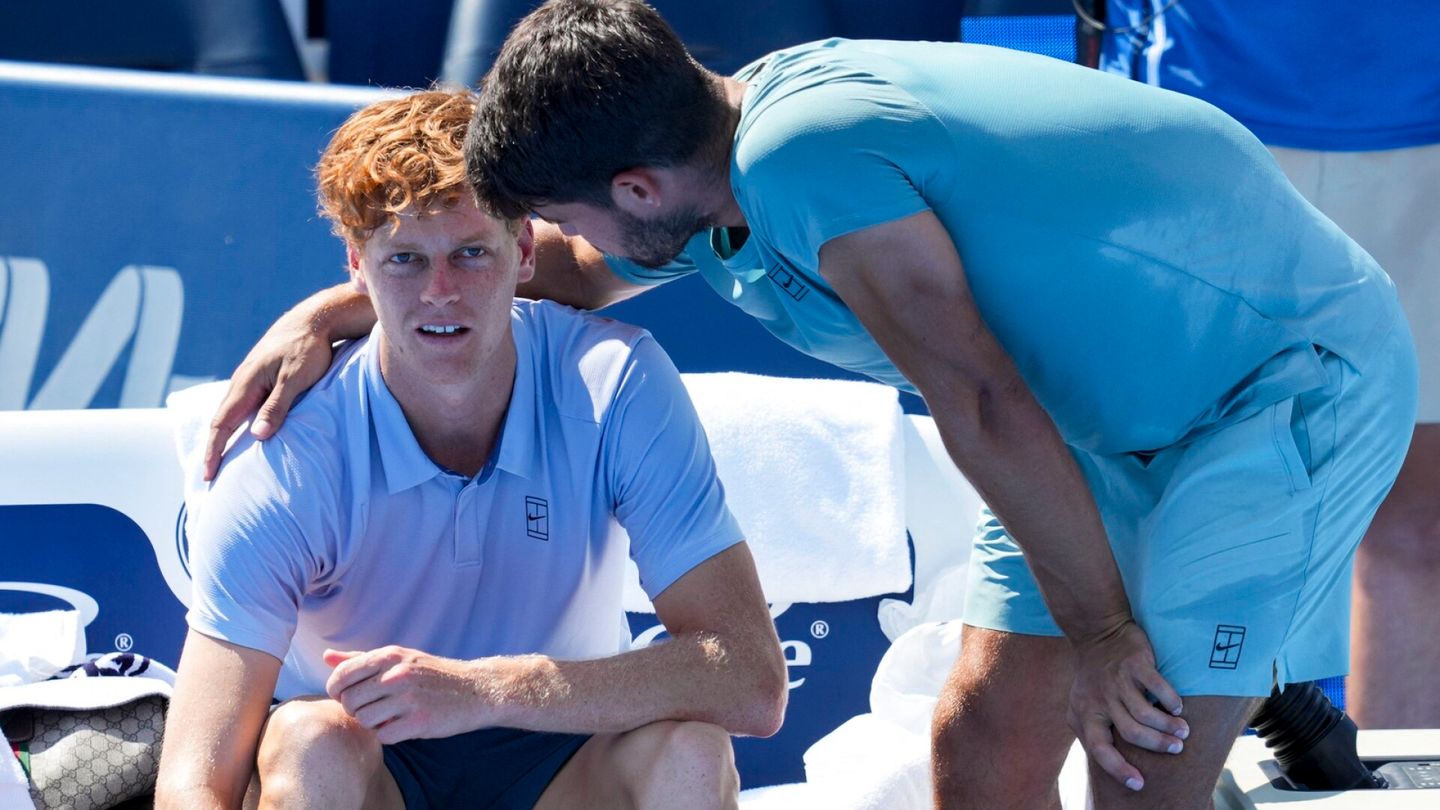 Tennis | Supertähtien ottelu päättyi yleisön kohahdukseen – Jannik Sinner luovutti finaalin Carlos Alcarazia vastaan