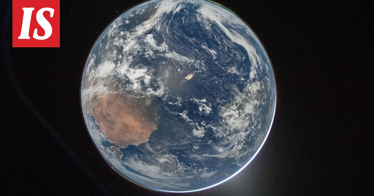 Avaruusalus lähestyy Kuuta