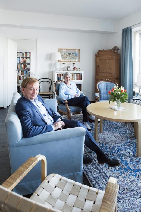 –Kun Hjallis tulee tänne, se menee usein makaamaan sohvalle, jos Hjalliksen pojat eivät ole jo siinä, Doris Harkimo kertoo.