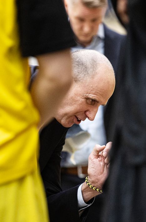 Keltamustaa ranteessa. Greg Gibson on toistaiseksi voittanut kolme Suomen mestaruutta, 2012 ja 2013 Loimaalla sekä 2017 Joensuussa. Korisliigan Vuoden valmentajana yhdysvaltalainen on palkittu 2012.