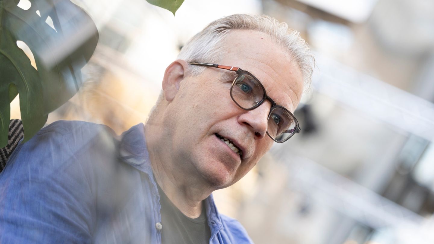 Keijo Leppänen pelmahti yllättäen uutisstudioon – video Ripsa Koskinen-Papusen kanssa riemastuttaa: ”Eikö sun pitäisi olla eläkkeellä?”