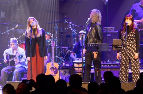 Konsertin koskettavin hetki koettiin jo alkumetreillä, kun läheiset esittivät tytär Hanna Silvennoisen ja pojantyttären Siiri Saarisen (toinen vas.) Heikki Silvennoisen muistolle säveltämän ja sanoittaman Roine-kappaleen.