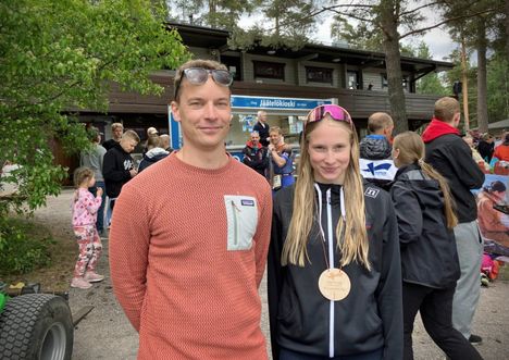Nokialaista Triathlonteam 226:ta edustava Emma Haka-Risku voitti triathlonin supersprintissä 15- vuotiaiden suomenmestaruuden Vantaalla. Kuvassa myös hänen henkilökohtainen valmentajansa Joel Jokinen.