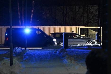 Urheilukentän aita oli yhdestä kohdasta suurilta osin rikki. Myös poliisin tutkimassa ja viranomaisten hinaamassa autossa oli havaittavissa vammoja erityisesti konepellin ja puskurin kohdalla.