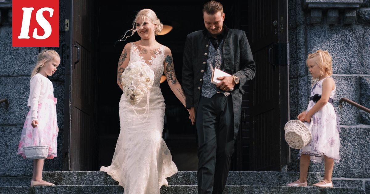 Jenni huomasi Aleksin ”elvistelijäkuvan” Tinderissä – kolmen kuukauden päästä he olivat naimisissa