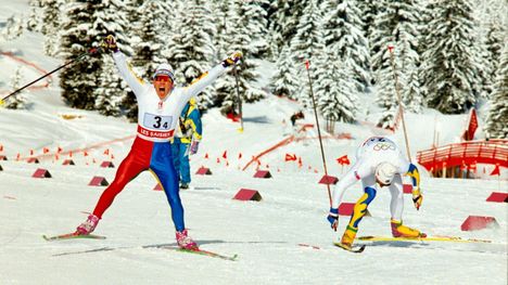 Jari Isometsän (vas.) loppukiri Albertvillen olympialaisissa 1992 on jättänyt pysyvän jäljen suomalaiseen hiihtohistoriaan. Isometsä toi Suomen maaliin 4 x 10 kilometrin viestin pronssimitalistina niukasti ennen Ruotsin Torgny Mogrenia. Kisa oli Isometsän kansainvälinen läpimurto, vaikka hän oli voittanut viestipronssia jo vuotta aiemmin Val di Fiemmen MM-hiihdoissa.