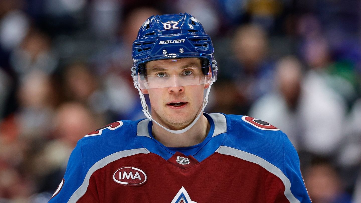 Kuumavireinen Artturi Lehkonen teki hämmästyttävän maalin – sitten Sidney Crosby menetti malttinsa suomalaiseen