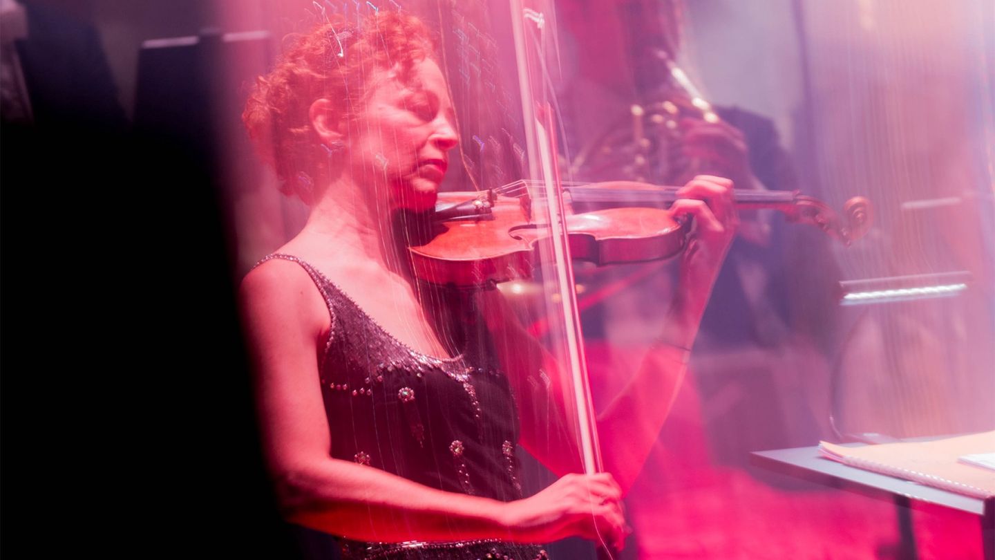 Konserttiarvio | Tapiola Sinfonietta tarjoili konserttiyleisölle harvinaista herkkua – jättiläismäisen kermakakun