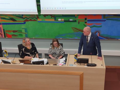 Maria Asunta (vasemmalla) kuunteli Jari Kinnusen kiitoksia. Keskellä kaupungin hallintojohtaja Hanna Vuojela.