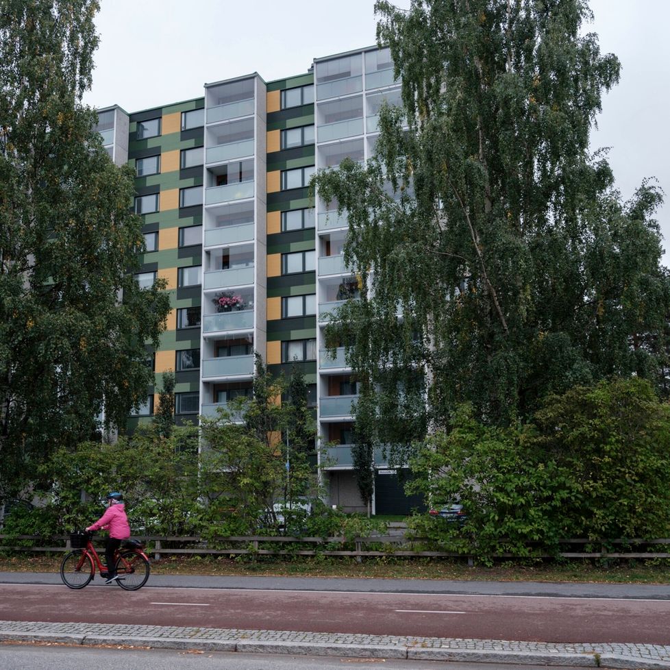 Tuira sijaitsee Oulun ydinkeskustan kupeessa. Sen hyvinvointikeskus palvelee laajasti pohjoisen Oulun lähiöitä.