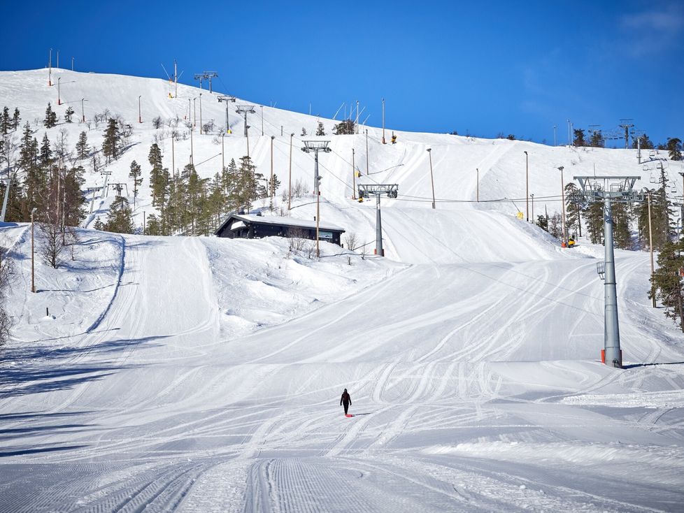 Aleksi Niemistö photographed his cohabitant Paula Jurvanen walking to Pulkkamäki in Pyhätunturi's empty ski slopes on March 26, 2020. The couple has a cottage in the area where they go on vacation every year. They also had their one -year -old child at the time.