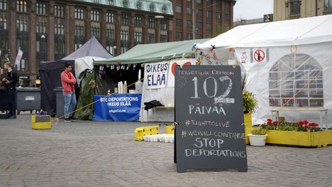 Turvapaikanhakijoiden ja heidän tukijoidensa Oikeus elää -mielenosoitusleiri Rautatientorilla maanantaiaamuna 22. toukokuuta 2017.