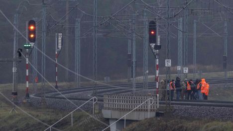 Viranomaiset tutkivat vaurioitunutta rautatietä Puolan Mikassa maanantaina.