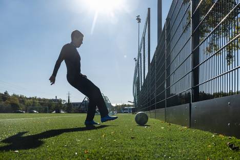 Elias Moussabih practiced passing on Myllypuro's renewed artificial turf field.