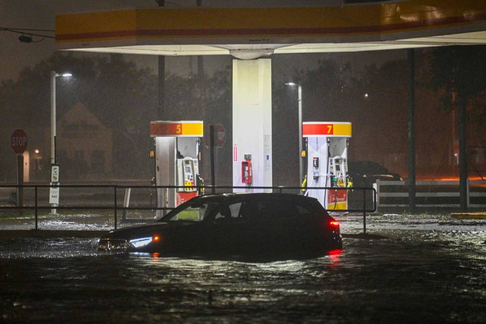 On Wednesday evening in Brandon, Florida, near the city of Tampa, a car was blocked by water. During the hurricane that broke the rain records, more than 45 centimeters of water fell in St. Petersburg, for example.