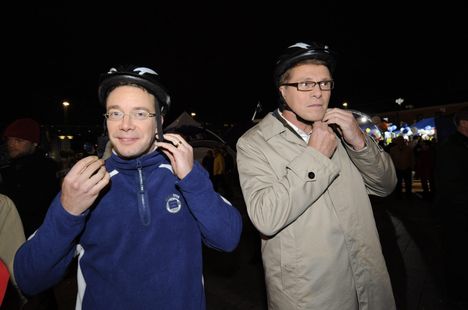 Rkp:n Stefan Wallin ja Keskustan Matti Vanhanen (oik.) Ylen järjestämässä Vaalimarkkinat -tilaisuudessa Narinkkatorilla Helsingin keskustassa syyskuussa 2008.