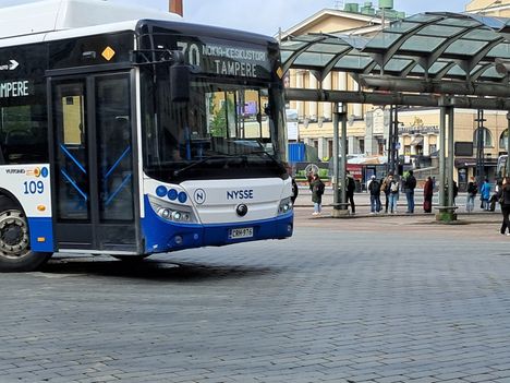 Kuskitkin joutuvat varomaan matkustajia, sillä kulkemiselle ei ole yhteisiä sääntöjä. Kuvan bussi numero 70 kulkee Tampereen ja Nokian väliä.