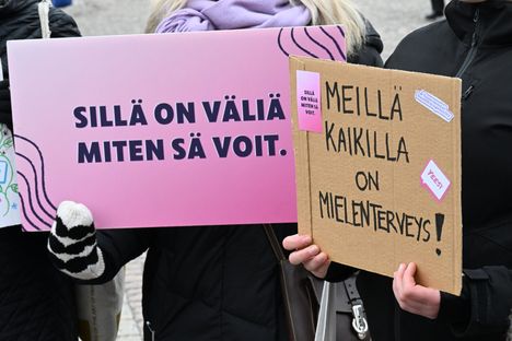 Lukuvuonna 2023–2024 toisen asteen opiskeluhuoltopalvelujen ammattilaisten asiakastyöajasta 40–80 prosenttia meni mielenterveysongelmiin. Kuva Mielenterveys kuuluu kaikille -mielenosoituksesta Senaatintorilla Helsingissä 9. maaliskuuta. 