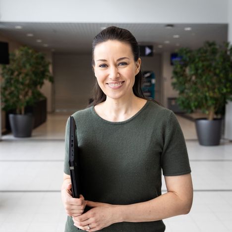 Nordnetin talousasiantuntija Jasmin Hamid esiintyi Tampereen sijoitusmessuilla toukokuussa 2024.