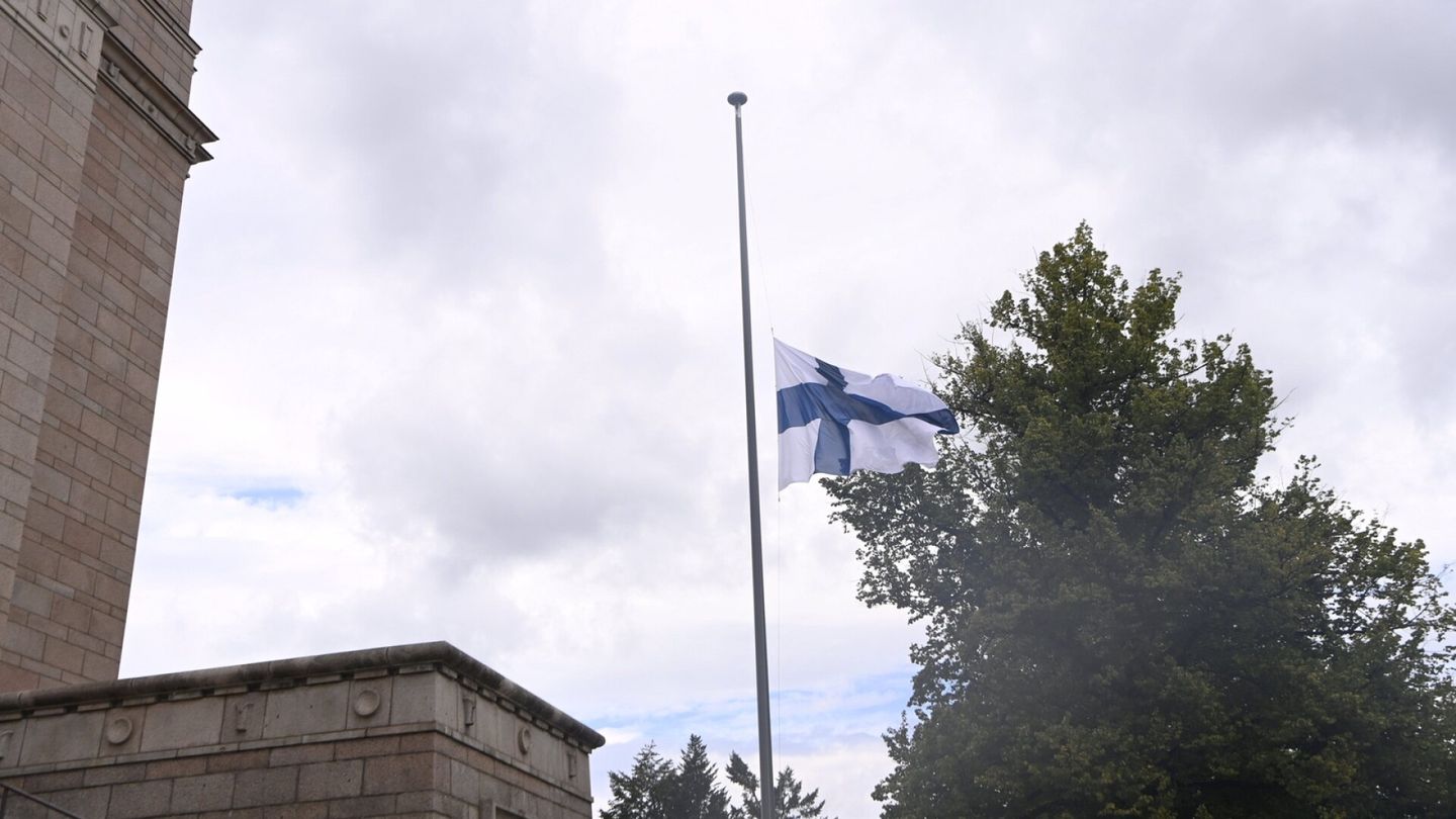 Suora lähetys | Eduskunnan syysistuntokausi käynnistyy hiljaisella hetkellä Eemeli Peltosen muistolle