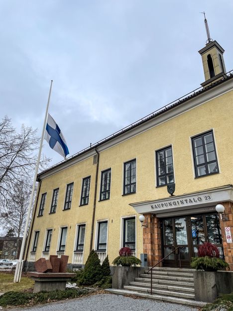 Nokian kaupungintalolla suruliputetaan Vantaan kouluampumisen johdosta.