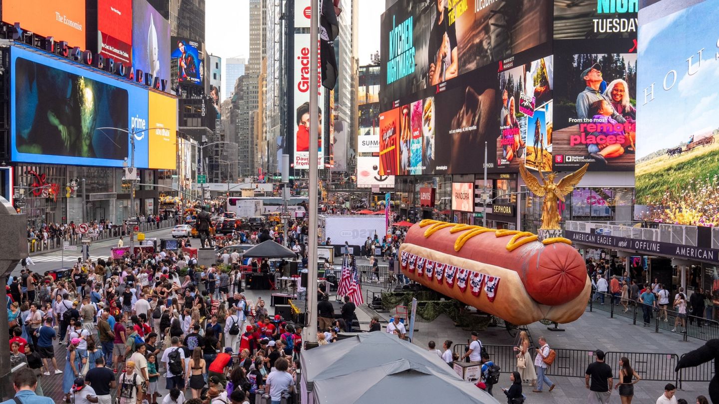 USA: Giant 'sausage' excites New York