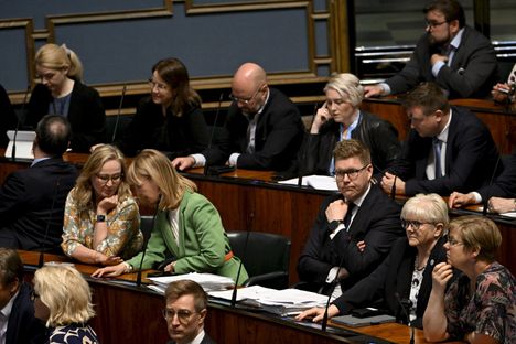 Sdp:n puheenjohtaja Antti Lindtman ja puolueen kansanedustajia eduskunnassa  keskiviikkona.