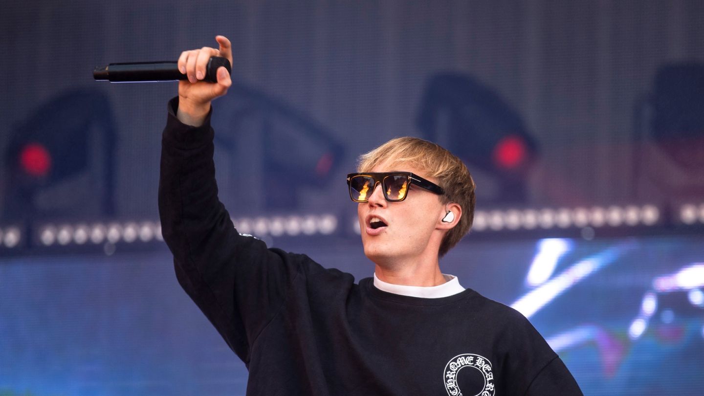 Finnish artist Isac Elliot becomes a father