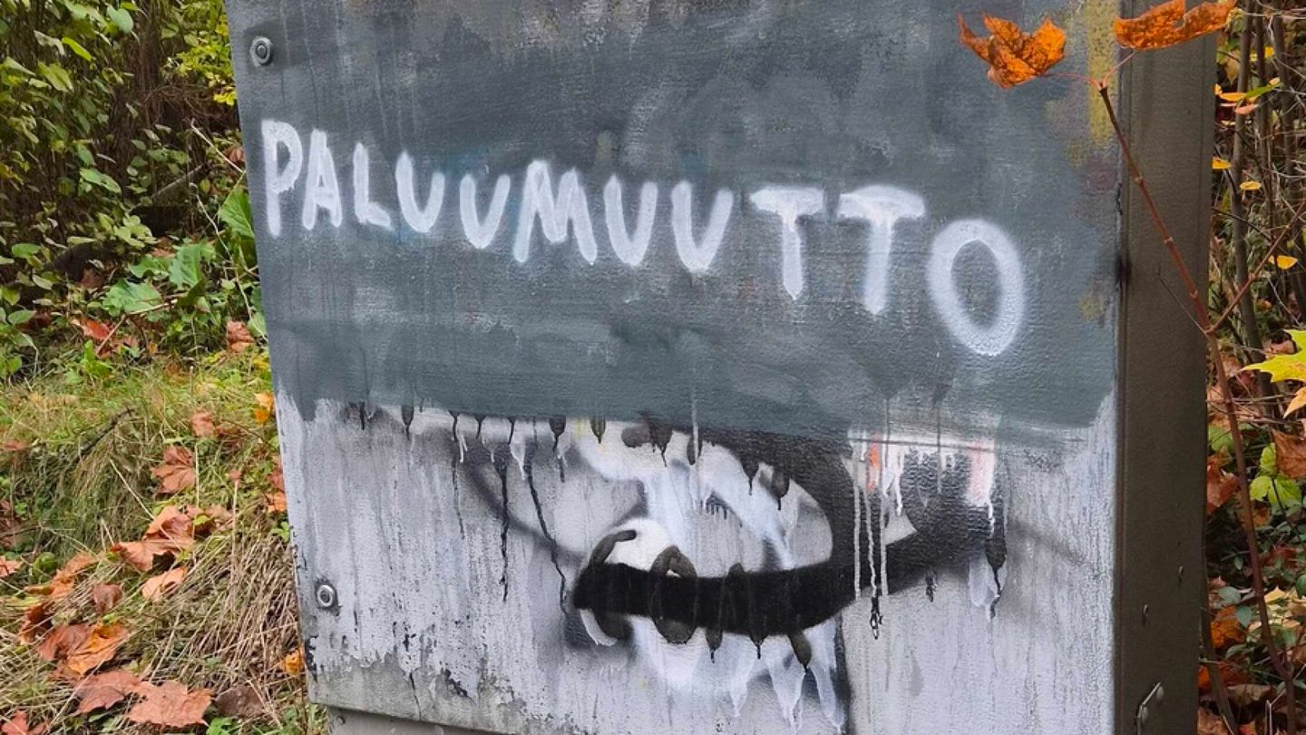 Rasistisia tarroja levitetään kouluissa – poliisi valmistelee tilannekuvaa