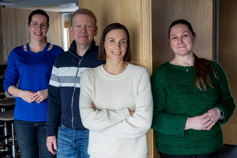 Leena Ukkonen (vas.), Jari Juuti, Miina Björninen ja Susanna Miettinen kehittävät uudenlaista ihmisen kehoon istutettavaa varaosaa. Ukkonen, Björninen ja Miettinen ovat Tampereen yliopiston tutkijoita. Juuti työskentelee Oulun yliopistossa. Tutkijat kuvattiin 3. helmikuuta Tampereen yliopiston Hervannan kampuksen päärakennuksen kokoustilassa.