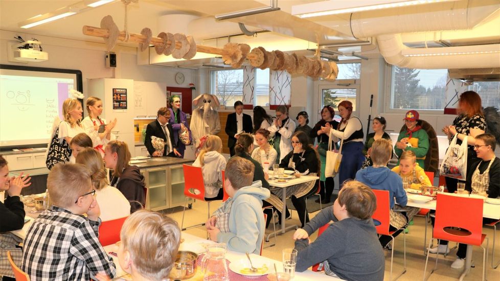 Peruskoululaiset tiesivät Suomen kansalliseläimen ja ruotsin tunnillakin oli olut valppaina, kun Sastmola tiedettiin kunnan nimeksi naapurimaan kielellä. Ja aina karkkiryöpyn sai, kun tiesi.