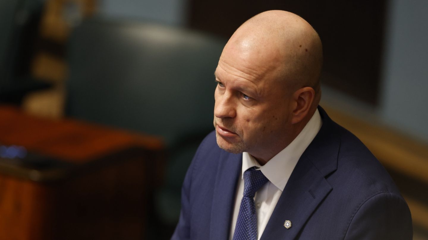 Timo Vornasen eroa vaaditaan – nousi itse pönttöön puhumaan