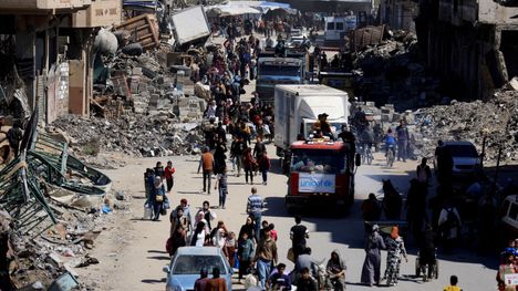 Palestiinalaisia pakenee Gazan kaupungin itäosista 11. huhtikuuta Israelin armeijan annettua evakuoitumiskäskyn.