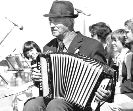 Otto Ojell, 80, veteli sirmakkaa, kaksirivistä harmonikkaa musiikkipäivien pääjuhlassa Joensuussa sunnuntaina.