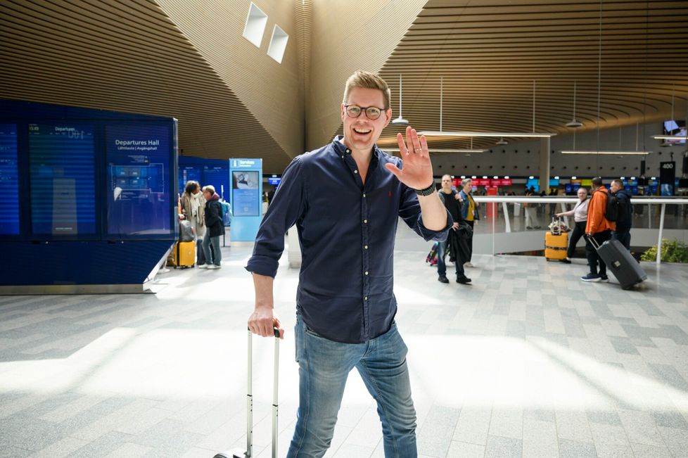 Antti Lindtman erottuu pitkänä miehenä Helsinki-Vantaan lentokentän väkijoukosta.