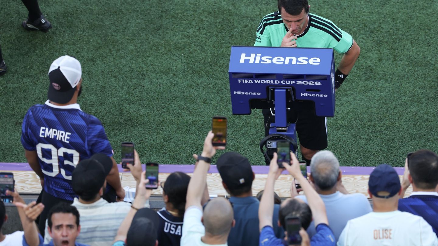 FIFA's refereeing changes confuse World Cup officials: 'They don't know what is expected'