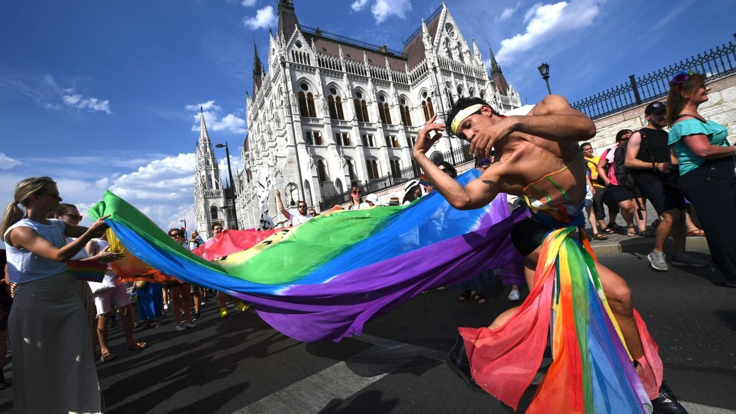  Unkarin hallitus hyväksyi lain, jonka avulla yritetään estää Pride-marssi