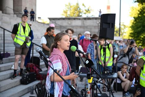 Ruotsalainen ilmastoaktivisti Greta Thunberg eduskuntatalon rappusilla Elokapinan mielenosoituksessa tiistaina.