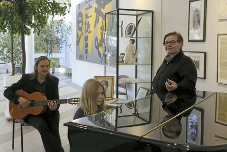 Tommi Pajunen, Alisa Pajunen (keskellä) ja Oili Ruukki tarjoavat kulttuurielämyksen Janakkalan pääkirjastolla ystävänpäivänä.